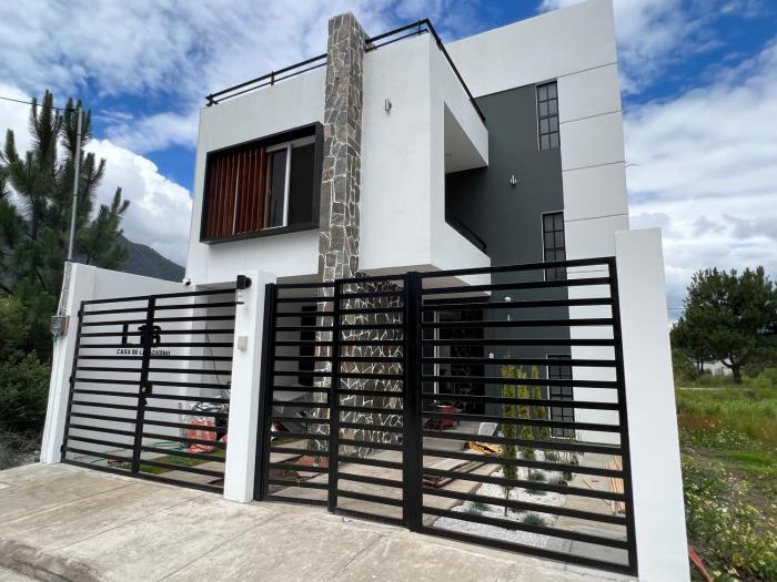 Casa de las Azucenas - Modern 3BR Home with Rooftop & Mountain Views