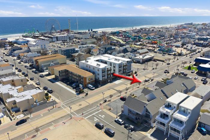 Beautifully renovated 2 Bedroom Retreat 1 block from the Beach parking spot and beach passes
