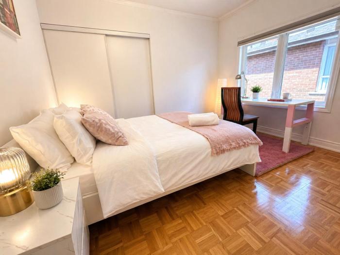Toronto Downtown Stylish 2BR Suite Private Bath Walk to Ossington Subway