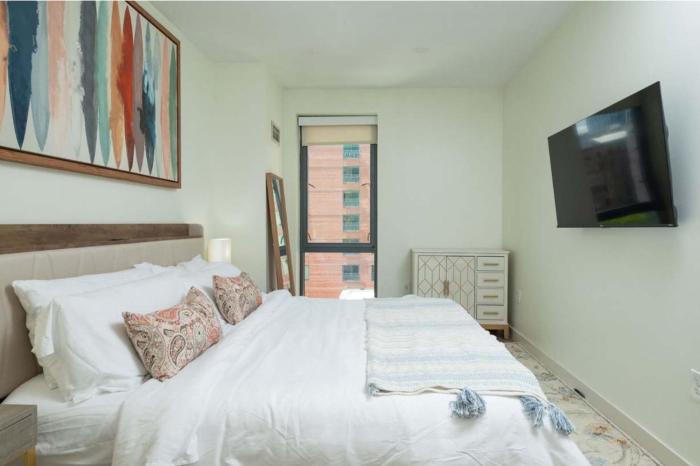 Central 2BR Den Fenway Walk to BU Longwood Red Sox
