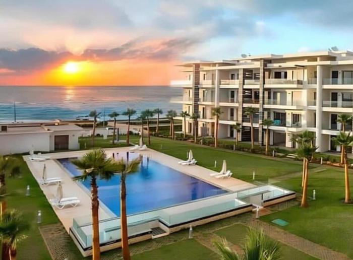 Beachfront luxury 2 bedroom appartement with pool and gym