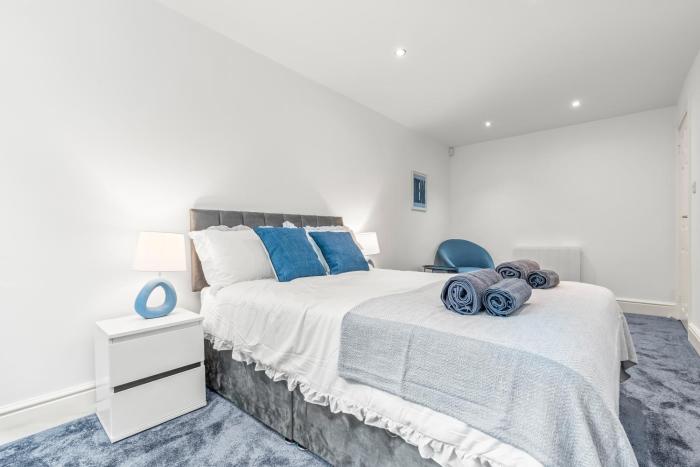 Cosy Flat Near the City Centre - Free Parking and WIFi - Sleeps 8