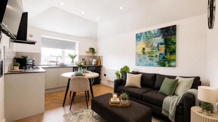 The Urban Retreat, Parking, contractor & Holiday