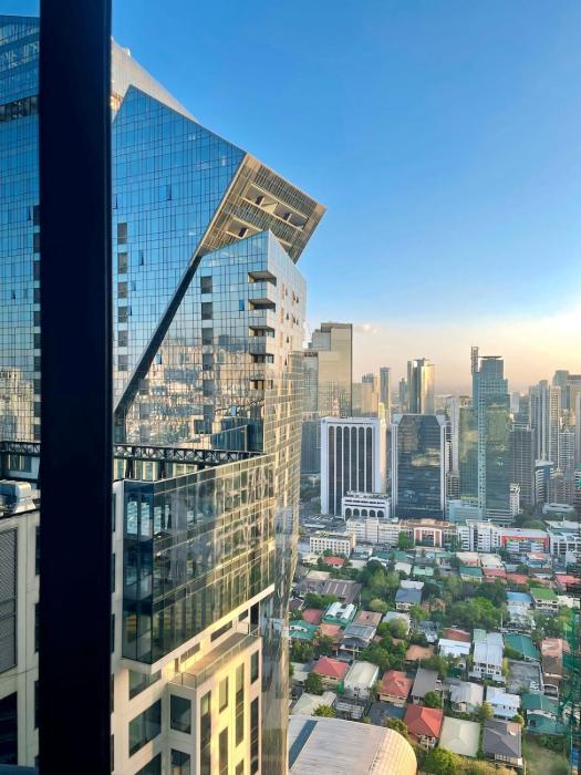 Poblacion High Floor Stay with Pool, Gym, Jacuzzi and Dedicated working Space