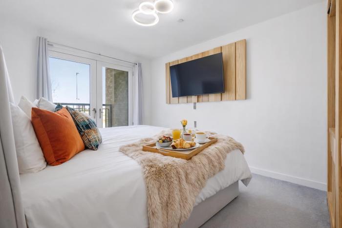 Modern Luxury 1BR Flat with Balcony and Near Epping Forest