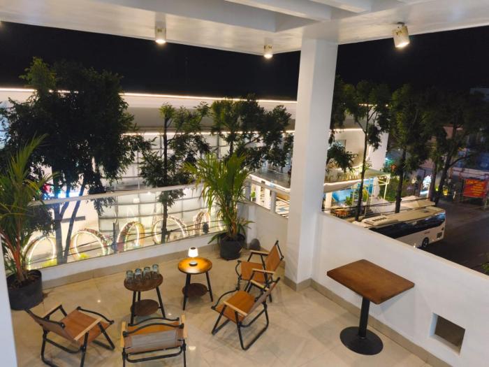 Entire building, city center, one kilometer from the beach, rooftop, kitchen, sleeps 8, 3 bedrooms, 2 bathrooms, strong wifi