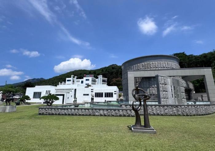 HwiMokArt Resort