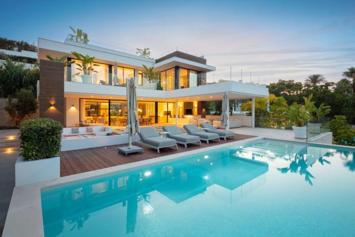 VACATION MARBELLA I Villa Almost Heaven, Private Heated Pool, Prime Location Golf Valley, Minutes to Puerto Banus, Hot Tub, GYM, World-Class Dining