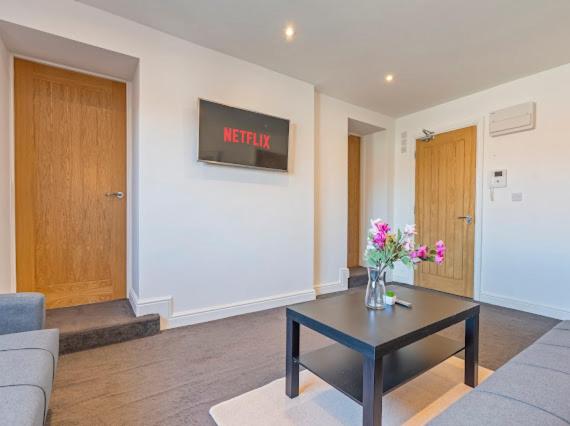 Modern City Centre Apt Private Free Parking Smart Tv & WIFI