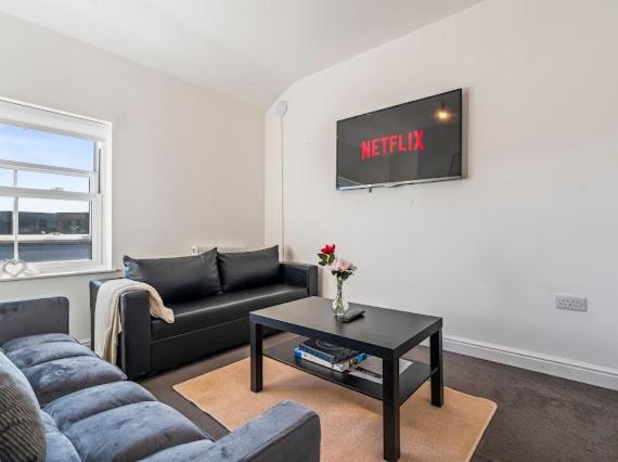 Modern CityCentre 2Br Apt Netflix,Smart TV, Private Parking