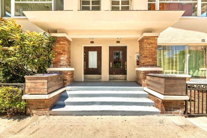 Long Beach 2BR and 1BA Charming Condo Near Alamitos Beach, Marina, Cafes & Shops