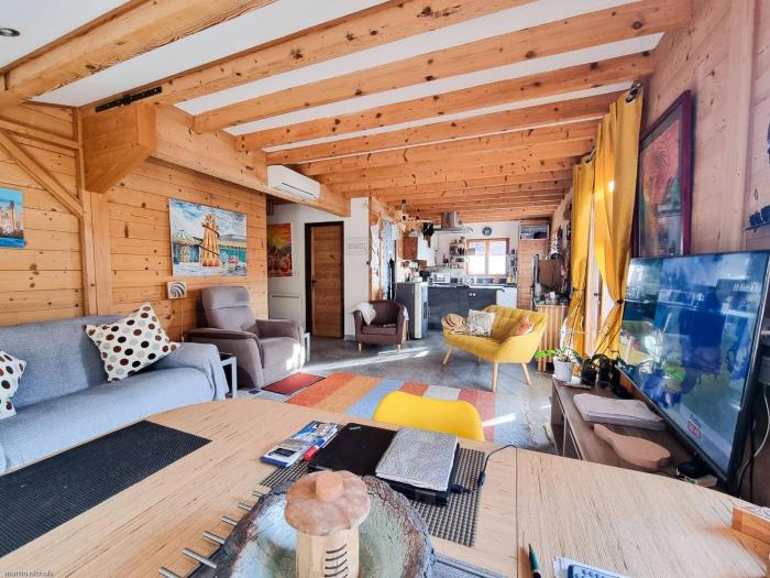 Chalet Retreat Private Self Contained 4 to 6 Person Mountain Views Own Terrace