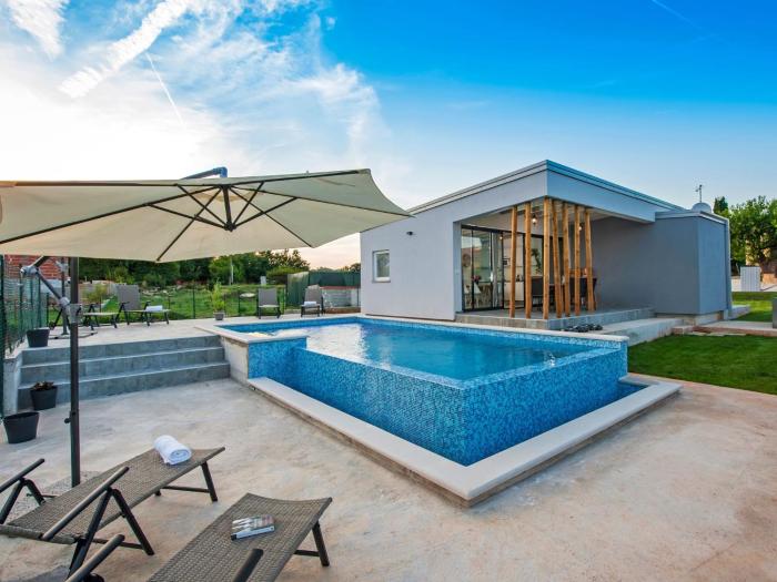 Holiday Home Vollständig freistehende Designervilla mit Infinity-Pool by Interhome