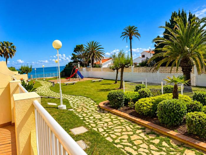 Apartamento Caleta en Dénia primera línea con pista de pádel, piscina y vistas al mar by Family Homes Rentals