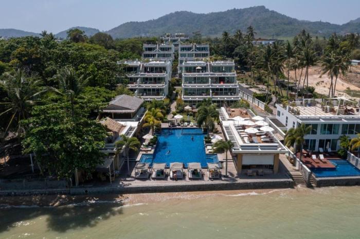 NEW Serenity Tropical 2 Bed Condo On Beachfront