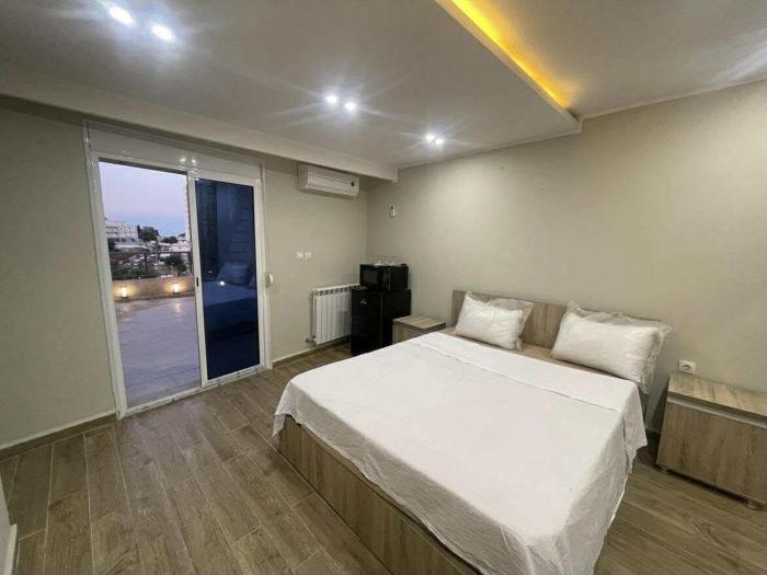 studio avec grande terrasse vu sur mer et parking