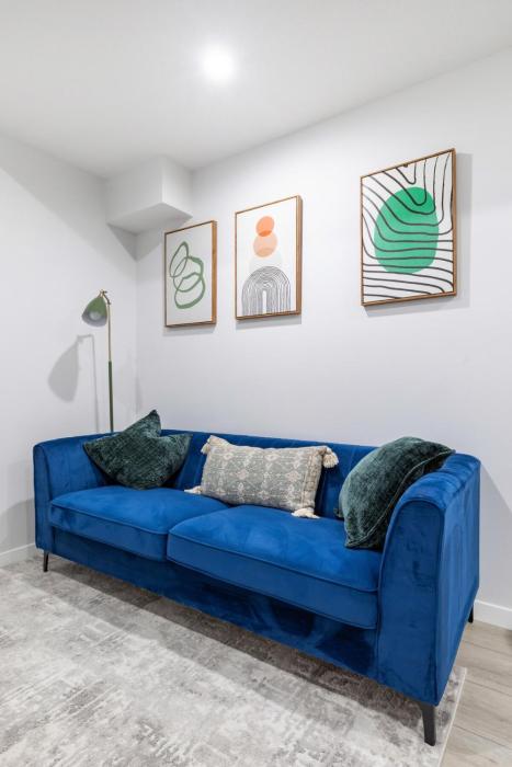 Cozy 2-bedroom guest suite for work and family!