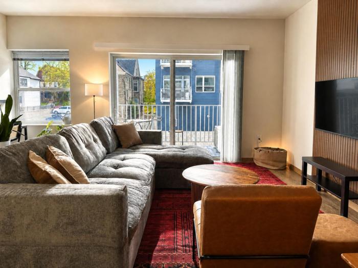 East Side 1BR Near Brady St and Fiserv with Balcony - Sleeps 4