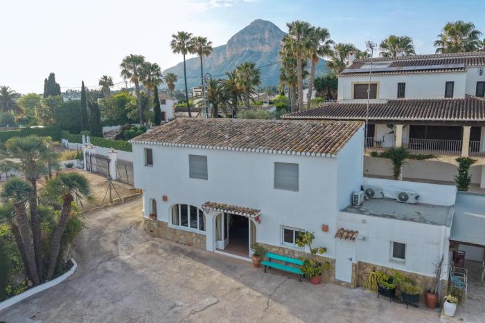 Casa Calma. Your private retreat between silence and light.
