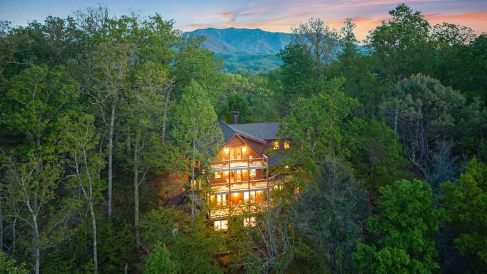 The Highland | Sleeps 33 & Mountain Views