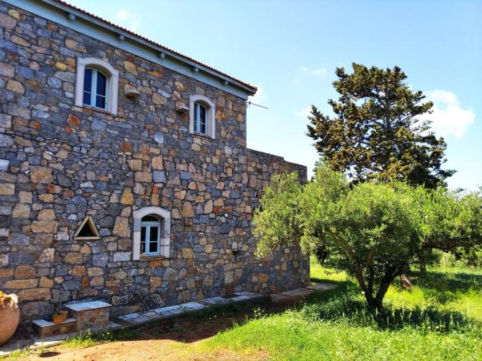 ANTARES, a stone mansion in Crete
