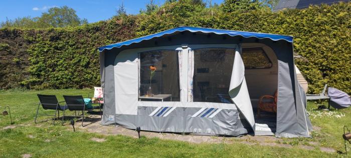 Ingerichte caravan met voortent op camping Westenenk