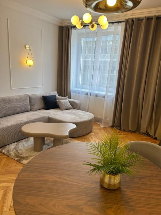 Paris in Warsaw Apartment near Hala Mirowska