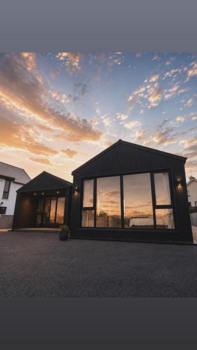 Luxury Deerpark Villa Iconic Rock Views & Outdoor Sauna sleeps 16 Guests