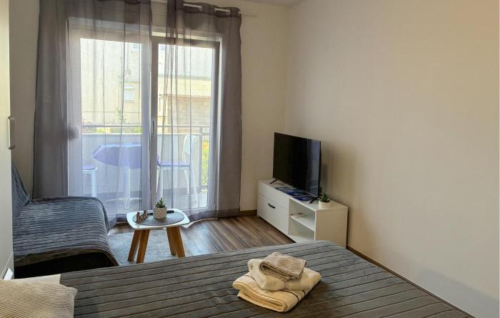 1 Bedroom Stunning Apartment In Vir