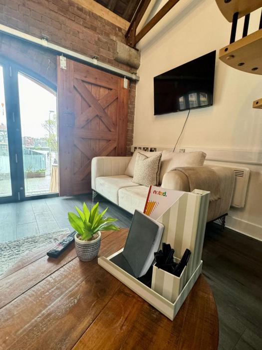 Waterfront Loft SA1- Popular Swansea Marina