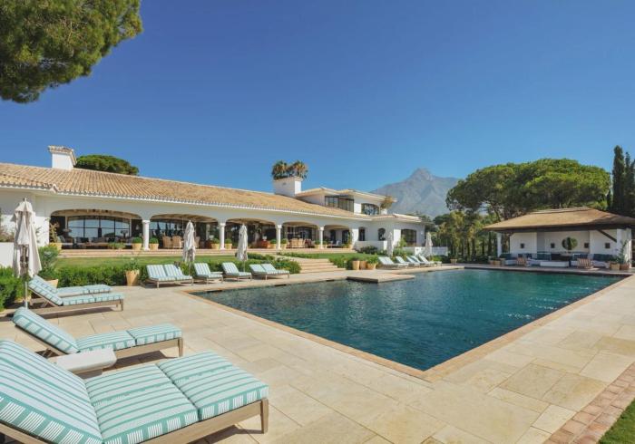 Luxurious 6-Bedroom House with Private Pool in Benalmdena