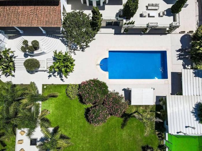 Luxurious 7-Bedroom Holiday House with Private Pool in Estepona