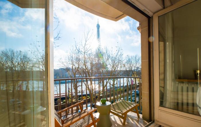 Luxury Apartment in Paris by Eiffel Tower