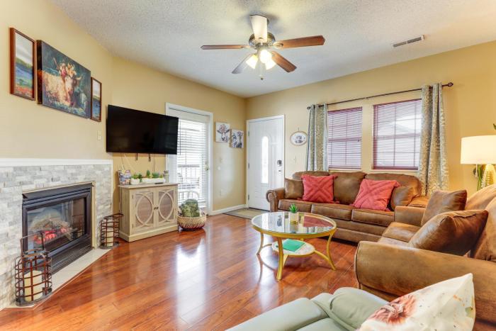 Walkable Retreat Near The Island! Gateway to GSMNP