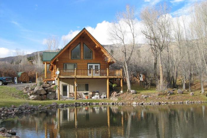 Deck & Pond Views! 2-Acre, Woodsy Rocky Mtn Haven