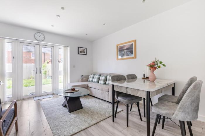 Stylish 2BDR House w Parking Near Heathrow