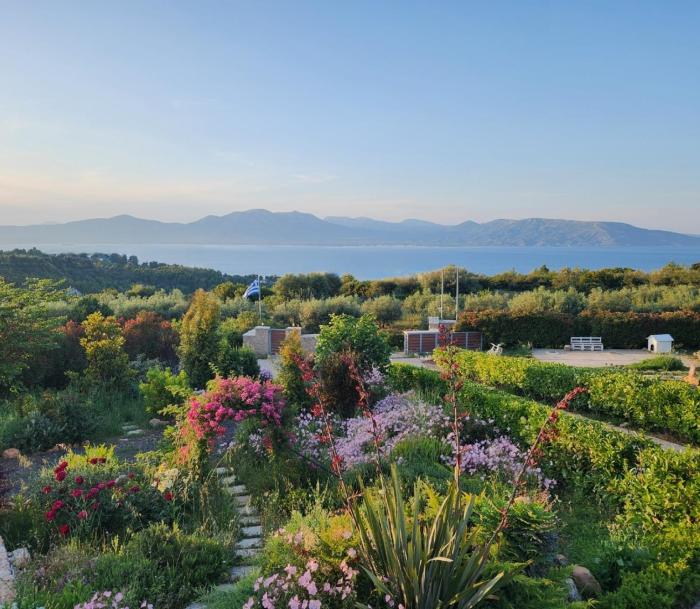 Villa Amfiario - Luxury & Breathtaking views under the Attica Sun!