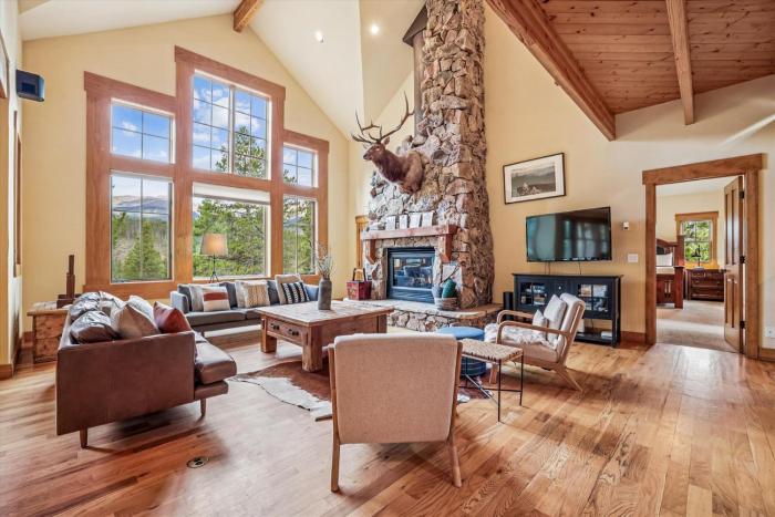 Little Bear Lodge, Large Highlands Home, Private Hot Tub, Pet Friendly, Great Views