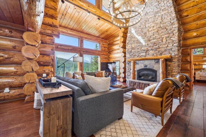 Luxury Breckenridge Modern Log Cabin, Mountain Views and Private Hot Tub