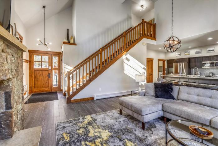Luxury stay at Mountain Thunder Lodge 305, spacious 3 bedroom townhome in Breckenridge for 6 guests