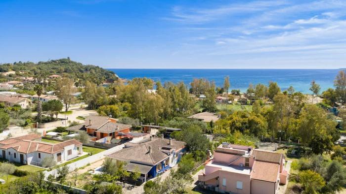 Villa 100 meters from the beach with hot tub