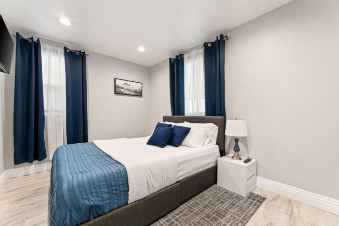 Modern 3 Bedroom Home Near SoFi Stadium LAX and Downtown LA Comfortable Stay Sleeps 6