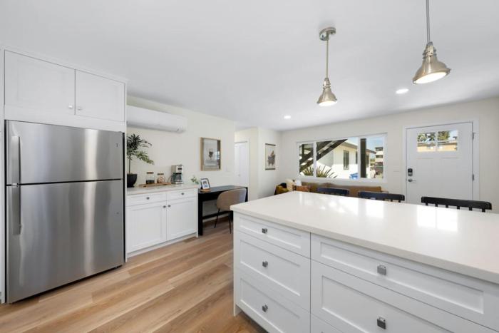 Trendy Mission Hills Condo 2 Bedrooms with Parking