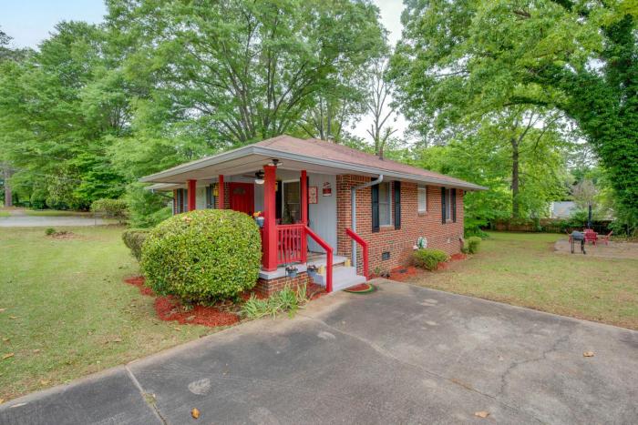 Peaceful Porch, Yard! Riverdale Home Near Dtwn ATL