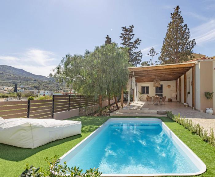 Seaside Breeze Villa - Beachfront, Private Pool, BBQ