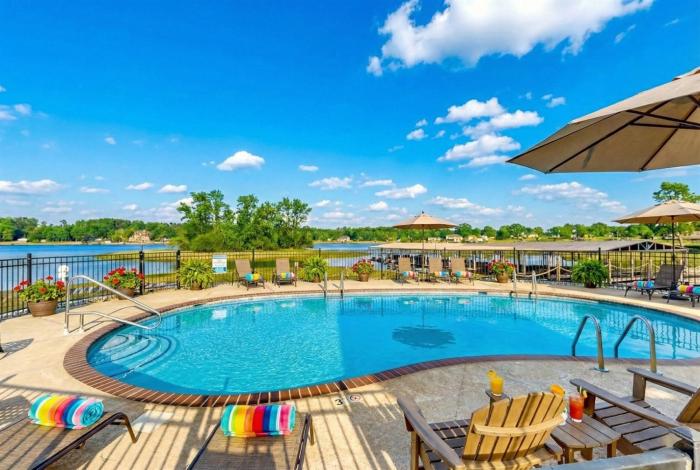 Waterfront,pool,tennis, down the road from Gardens