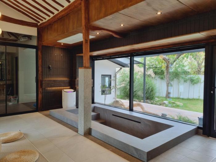 Stay Eunshinhee Jacuzzi Pension next to Geumseong Hall