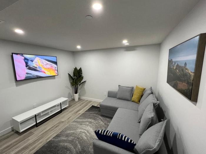 Charming 1Bd Basement Suite with Private Entrance