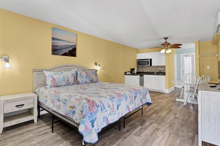 Surf City Getaway- Motel Unit - Walk to Beach