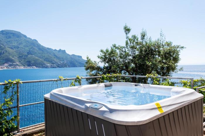 VILLA DI PALMA access to the beach and solarium